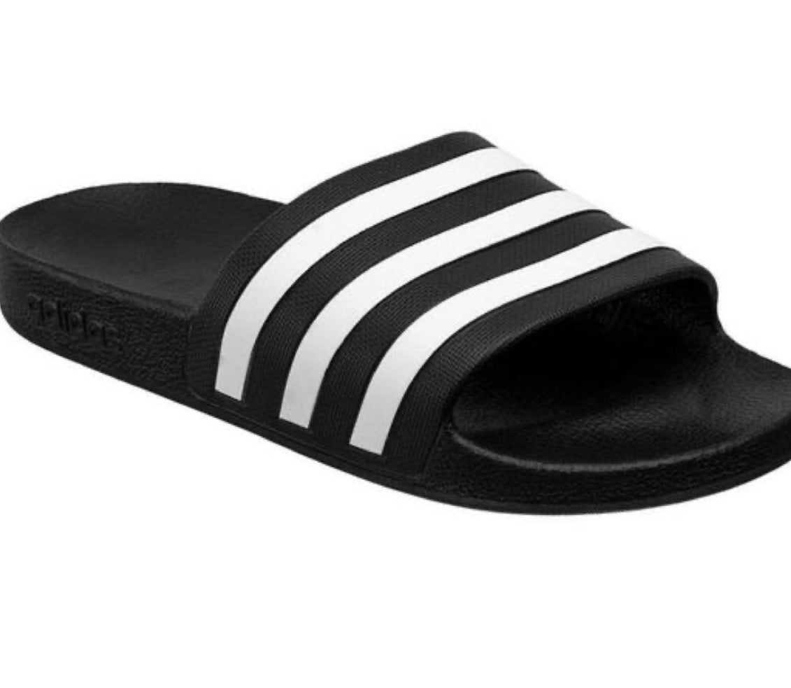 صنادل سوداء وبيضاء